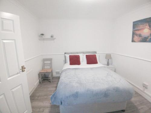 Exquisite Two Bed Apartment in Grays - Free Wi-Fi and Netflix