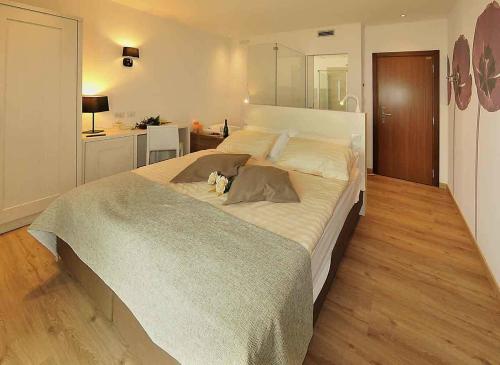 2 twin beds