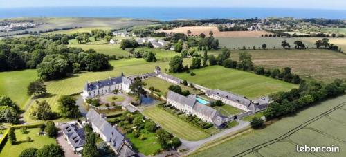 Duplex lumineux avec jardin et terrasse vue sur château proche Omaha Beach et Bayeux