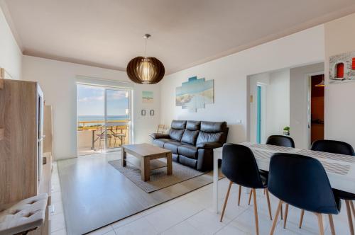 MAX CRIB - Seafront 2 bedroom apart with AC and private parking in Armação de Pera