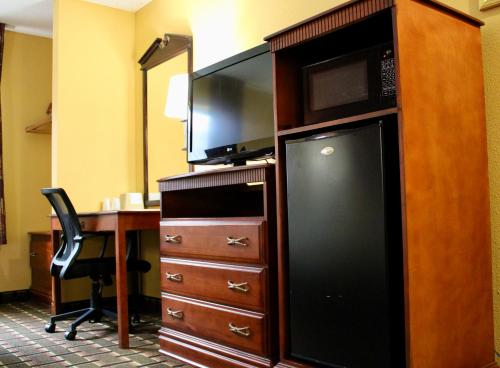HomeTown Inn & Suites - image 3