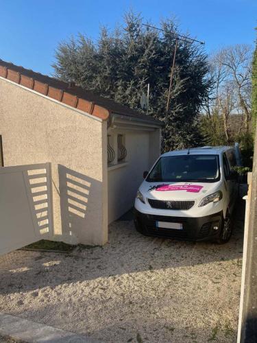 Maison avec sous sol indépendant et parking à 2km de Versailles