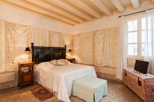 Explore Venice from a Sophisticated Hideaway in San Polo, Venice