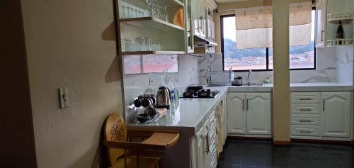 Cucina, Departamento de 3 Habitaciones con parqueo Gratis in Cuenca