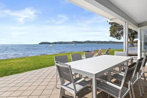 Waterfront Wonderland 41 Foreshore Dr stunning house with a lift linen Wi Fi and ducted air conditio in 포트 스티븐스