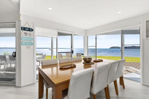 Waterfront Wonderland 41 Foreshore Dr stunning house with a lift linen Wi Fi and ducted air conditio in Port Stephens