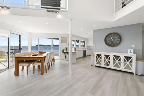 Waterfront Wonderland 41 Foreshore Dr stunning house with a lift linen Wi Fi and ducted air conditio in 포트 스티븐스