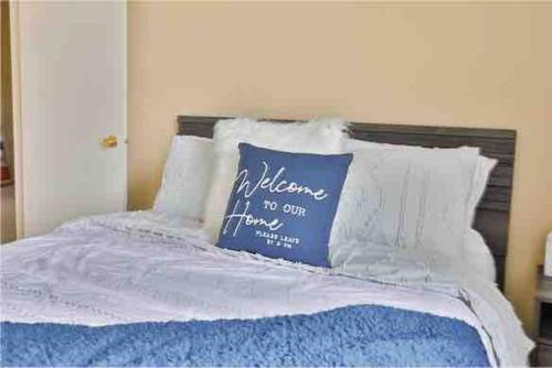 Cozy Downtown Condo w/ Blue Sky Views