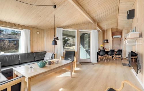 Cozy Home In Nexø With Sauna in 斯諾厄拜克