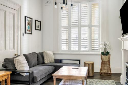 LUXE SURRY HILLS // 4 BEDROOMS // PERFECT LOCATION - image 6