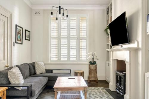 LUXE SURRY HILLS // 4 BEDROOMS // PERFECT LOCATION - image 2