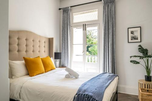LUXE SURRY HILLS // 4 BEDROOMS // PERFECT LOCATION - image 11