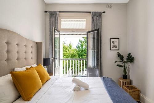 LUXE SURRY HILLS // 4 BEDROOMS // PERFECT LOCATION - image 13
