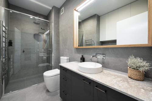 Sheppard Art House Townhouse - Bright