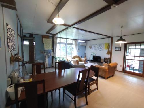 Shared lounge/TV area, Guesthouseへちま in Kunigami
