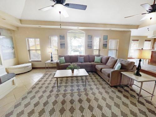 Lake House and Studio Book Two places in one 4 bedrooms large driveway and yard in Rogers, USA