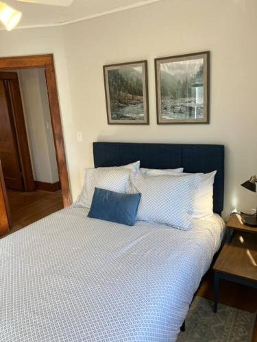 The Parsonage of Marshall-4BR 2BA Entire House in Marshall, USA