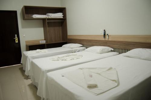 3 twin beds