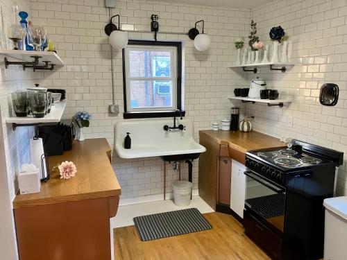 The Parsonage of Marshall-4BR 2BA Entire House in Marshall, USA