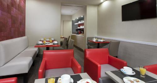 Общ салон/телевизионна зона, Hotel des Pavillons in 17th - Arc de Triomphe - Palais des Congres