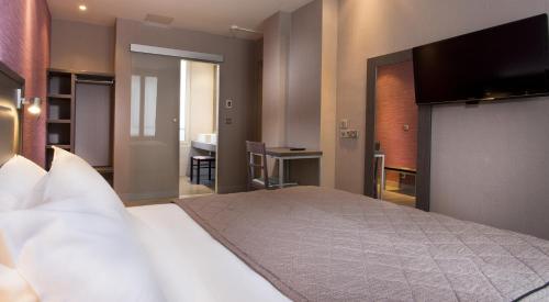 Hotel des Pavillons in 17th - Arc de Triomphe - Palais des Congres