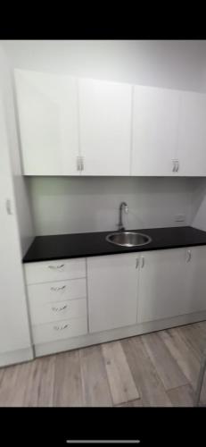 Chic Bondi Tiny Home: 200 mtrs to Surf, Wifi & AC 5