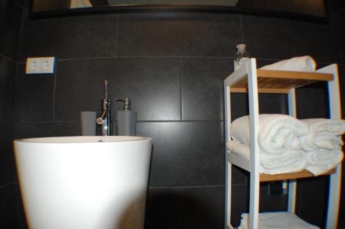 Studio Apartment Top 3 image 8