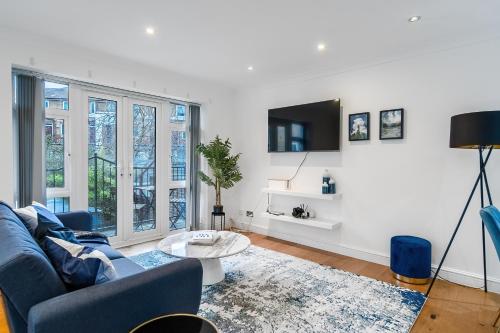Chic 3 Bed Apartment Near London Bridge with Balcony, Londyn