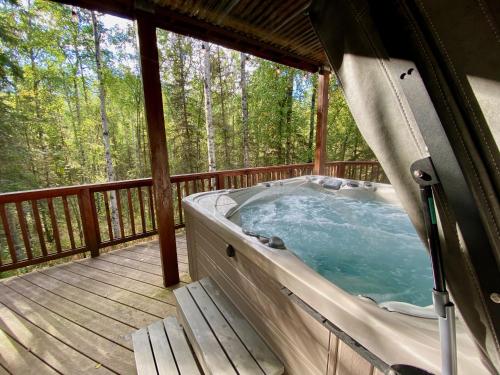 Guest Suite with Hot Tub - Edge of the Wild B&B
