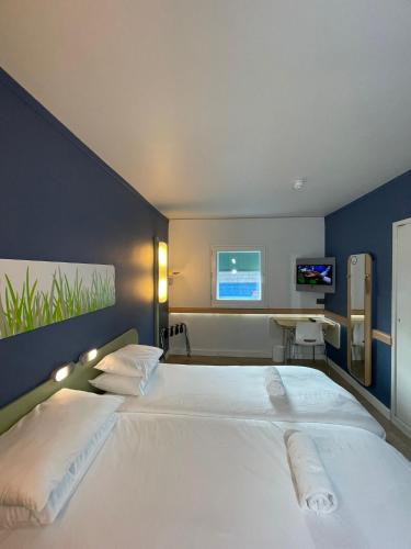 ibis budget Belfast City Centre Room Type - Accessible Room with 2 single beds