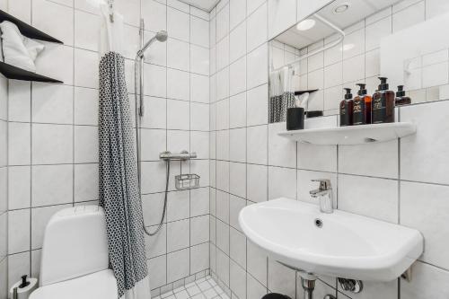 Medium Room image 4