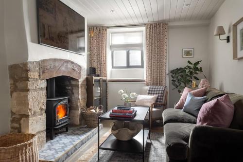 Whitsun Cottage - Tap to explore photos
