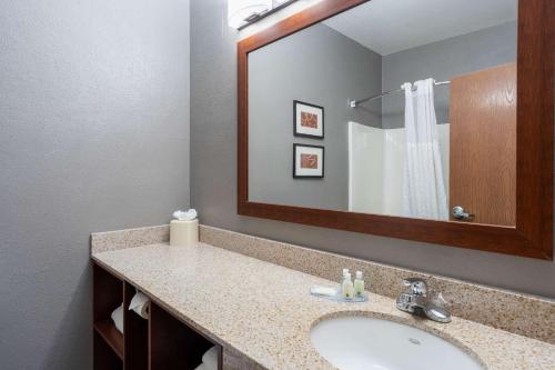 Quality Suites NE Indianapolis Fishers