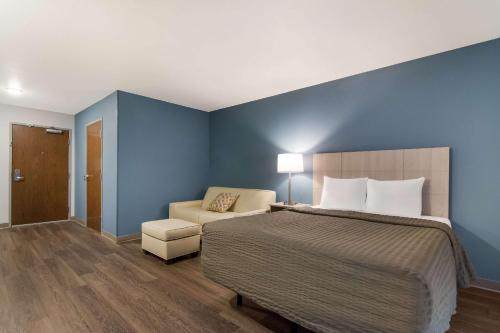 1 queen bed, 1 sofa bed