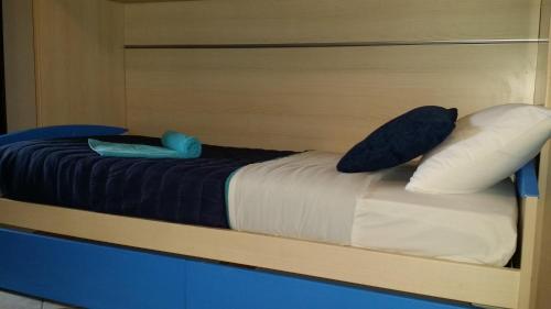 1 queen bed, 3 twin beds