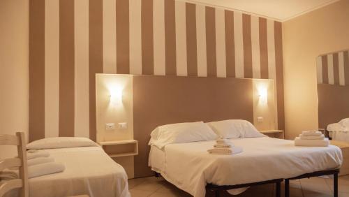 1 queen bed, 1 twin bed
