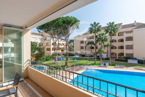 Apartment with Pool View 