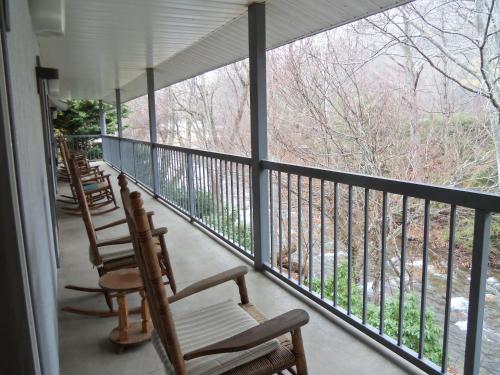 Four Seasons Inn - 출입구