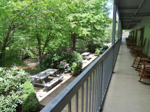 Four Seasons Inn - Accommodation - Maggie Valley