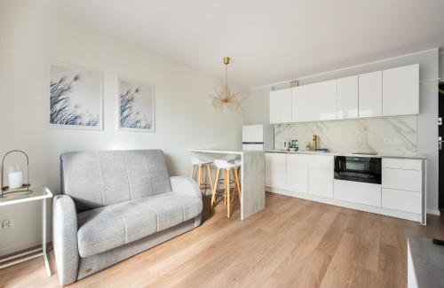 Chmielna Marble City Centre Apartment by BookingHost, Warsaw
