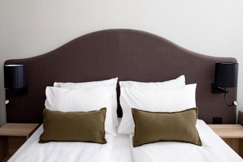 1 queen bed, 1 sofa bed