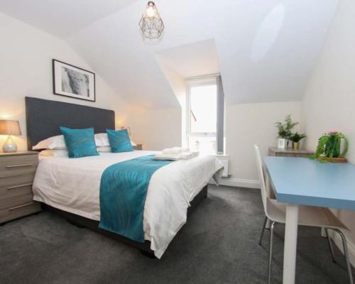 Picture of No11 Luxe Living Guest House-Sleeps 6-Family Friendly-Private Parking-Wifi-City-Beach