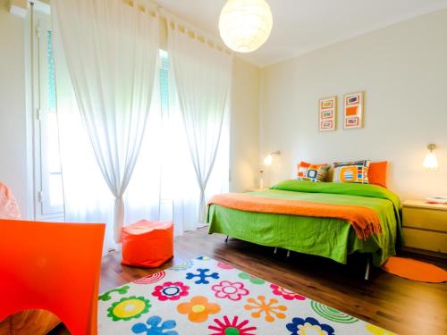 1 queen bed, 3 twin beds
