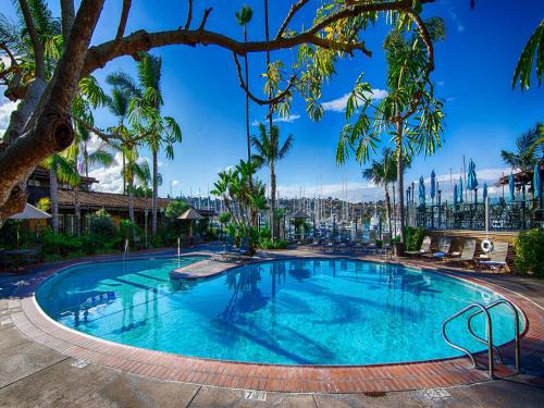 Best Western Plus Island Palms Hotel & Marina near เกาะเชลเทอร์