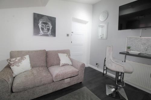 Studio 2 min walk to Upton Park Station