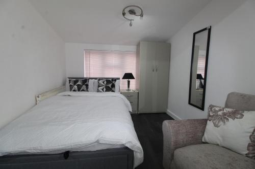 Studio 2 min walk to Upton Park Station