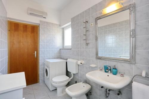 2 bedrooms, 4 beds