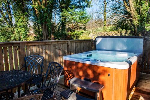 Pezsgőfürdő, Birch Lodge 23 with Hot Tub in Newton Stewart