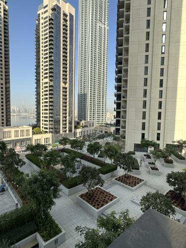 3BR Haven with Burj Views by MagnoliasVHR, Dubai (photo 4)