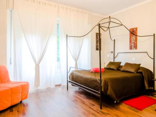 1 queen bed, 3 twin beds